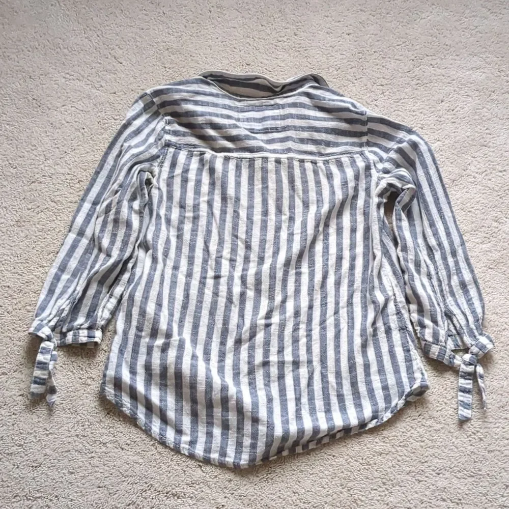 Abercrombie & Fitch Blue and White Striped Button Down Shirt - Picture 8 of 9
